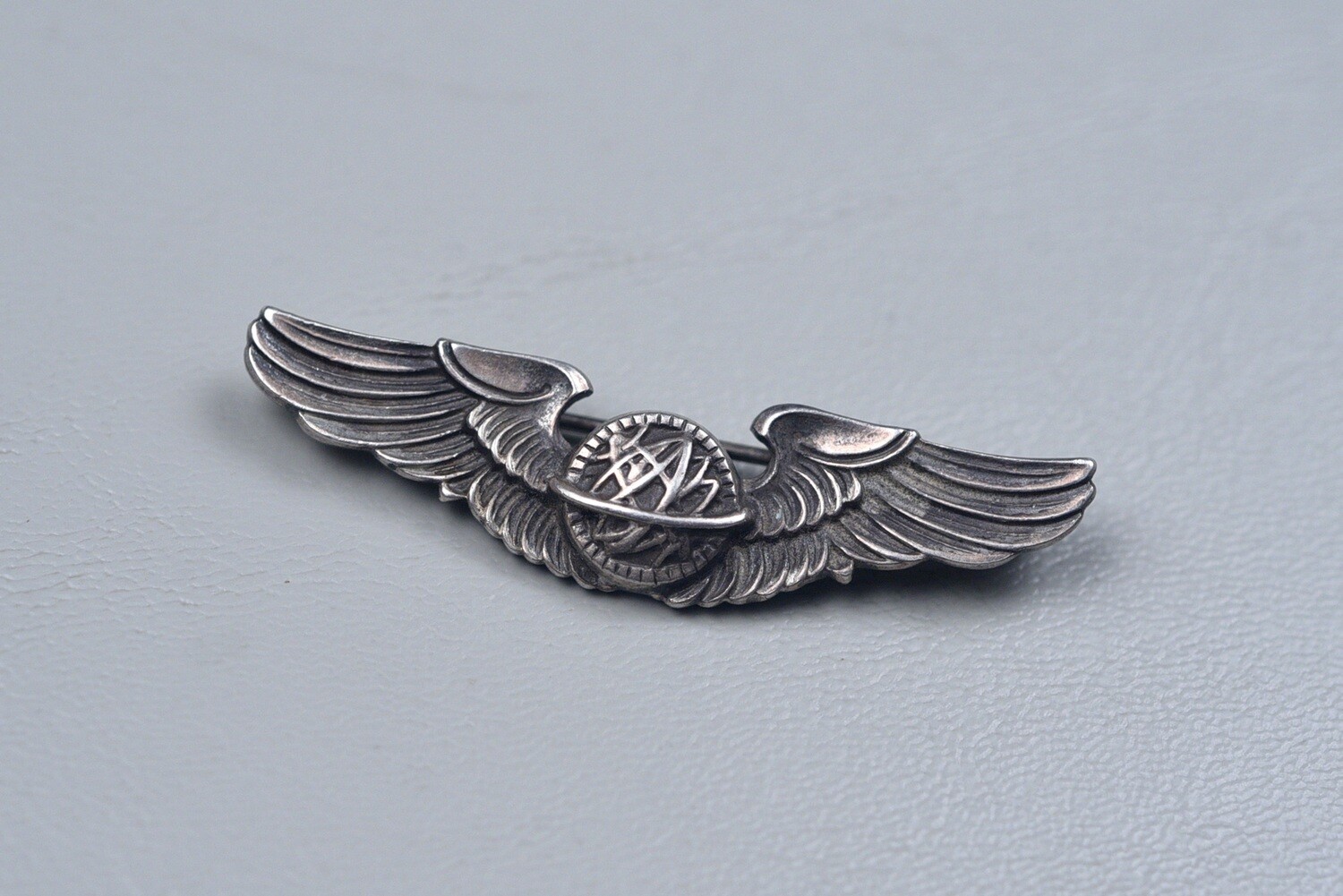 WWII U.S ARMY AIR CORPS SHIRT SIZE NAVIGATOR WING - PINBACK, STERLING