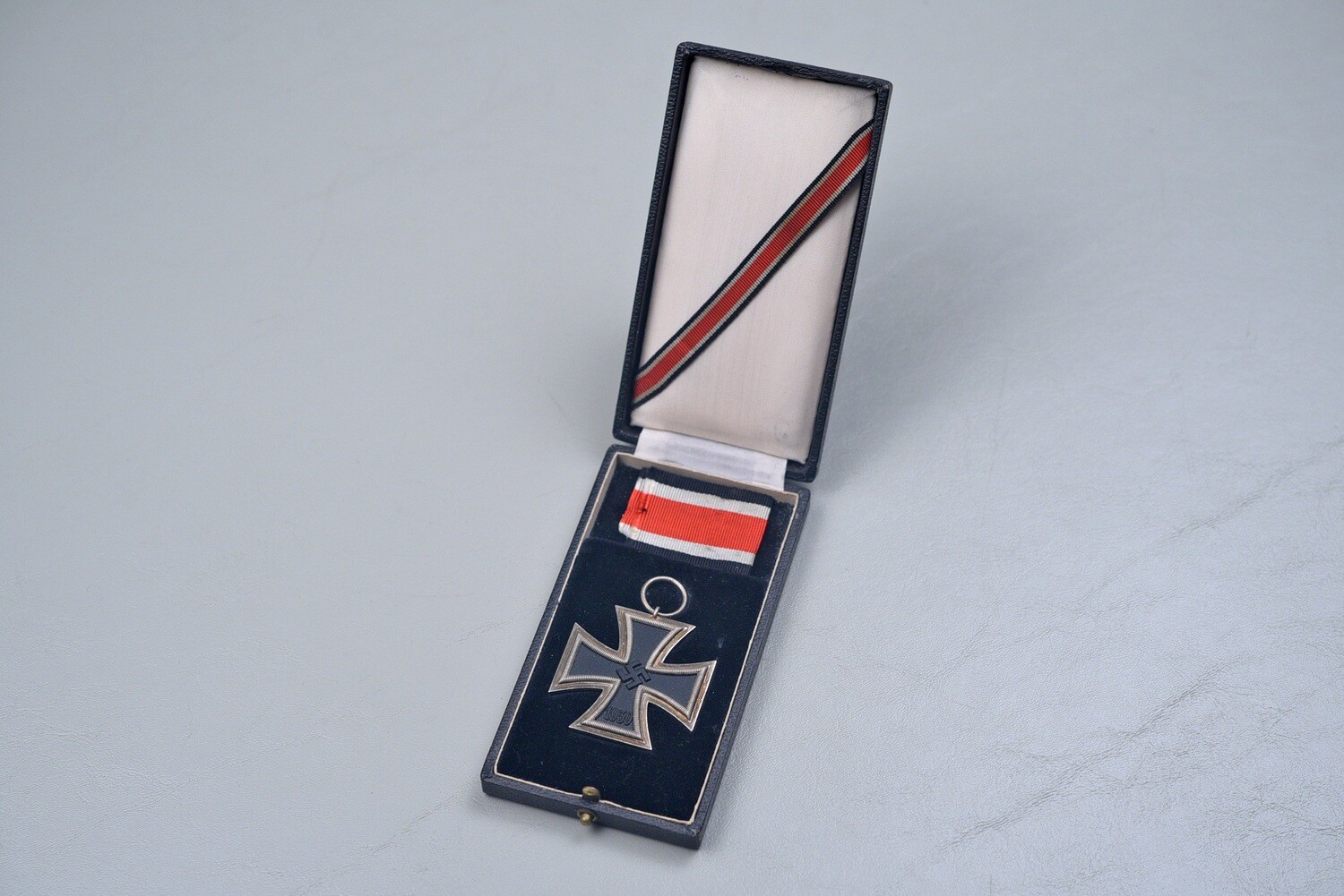 WWII GERMAN 1939 IRON CROSS 2nd CLASS IN KNIGHT&#39;S CROSS TYPE PRESENTATION CASE