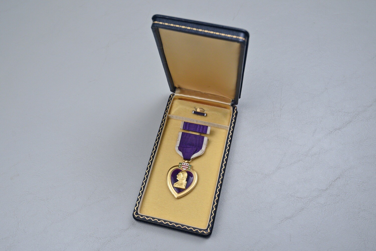 WWII U.S. PURPLE HEART MEDAL IN BLACK LEATHERETTE CASE