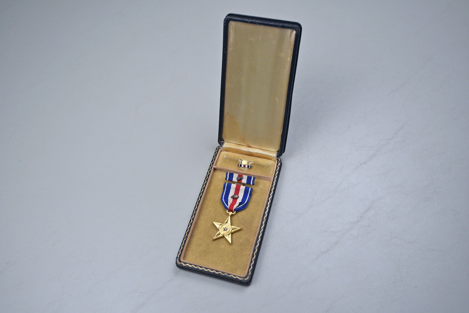 WWII U.S. SILVER STAR MEDAL IN BLACK LEATHERETTE CASE
