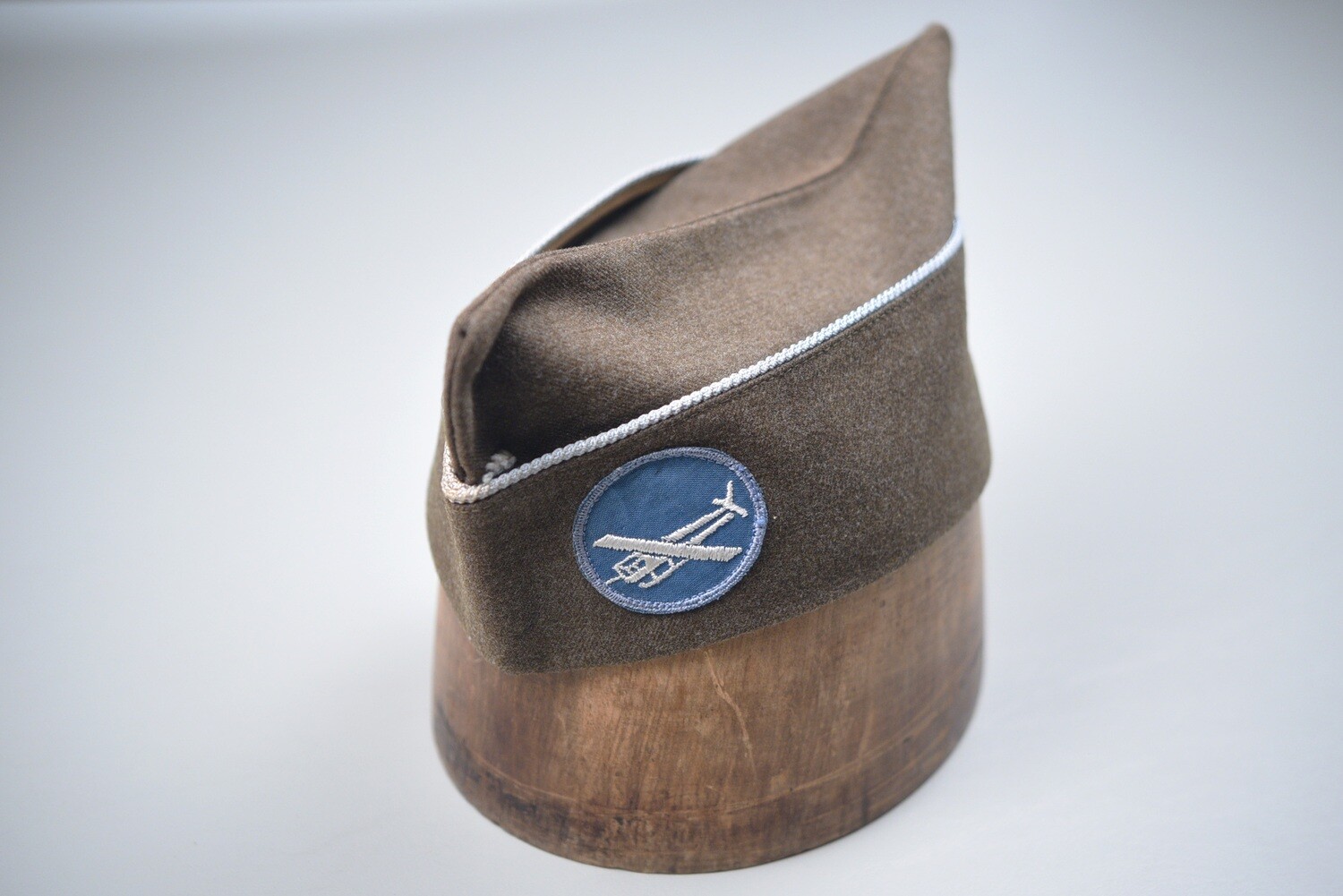 WWII U.S. ARMY GLIDER INFANTRY REGIMENT ENLISTED BROWN WOOL OVERSEAS CAP - BLUE PATCH