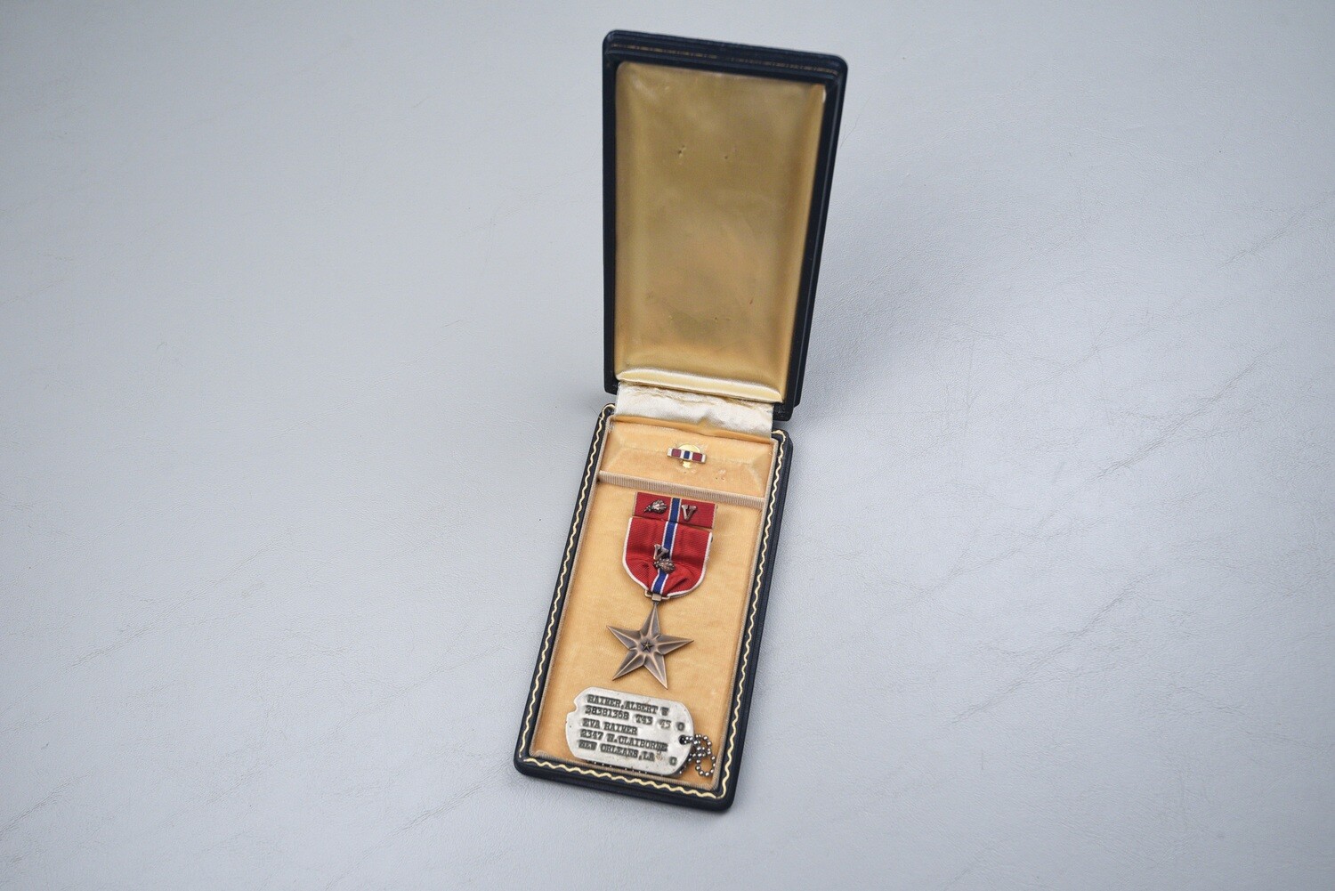 WWII U.S. BRONZE STAR MEDAL IN BLACK LEATHERETTE CASE w/DOG TAGS