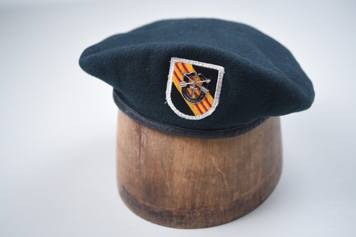 VIETNAM WAR 5th SPECIAL FORCES GREEN BERET DATED 1964