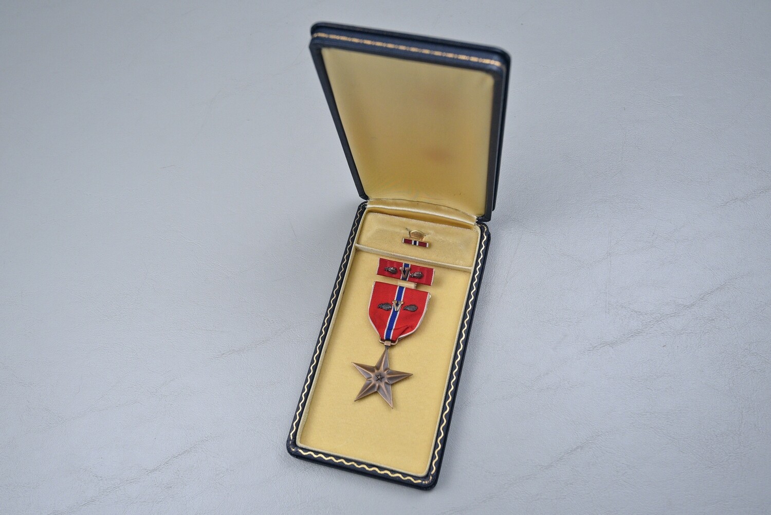 WWII U.S. BRONZE STAR MEDAL w/&#39;V&#39; &amp; 2 OAK LEAVE CLUSTERS - CASED