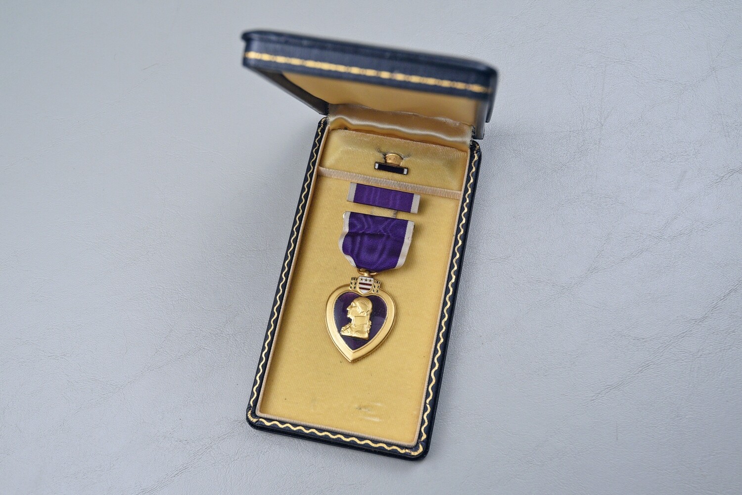 WWII U.S. CASED PURPLE HEART MEDAL w/FLAT ENAMEL - EARLY NUMBERED