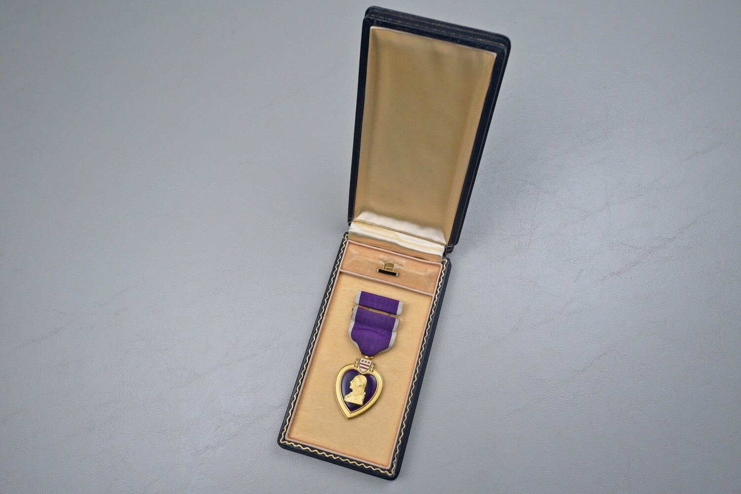 WWII U.S. PURPLE HEART MEDAL - CASED
