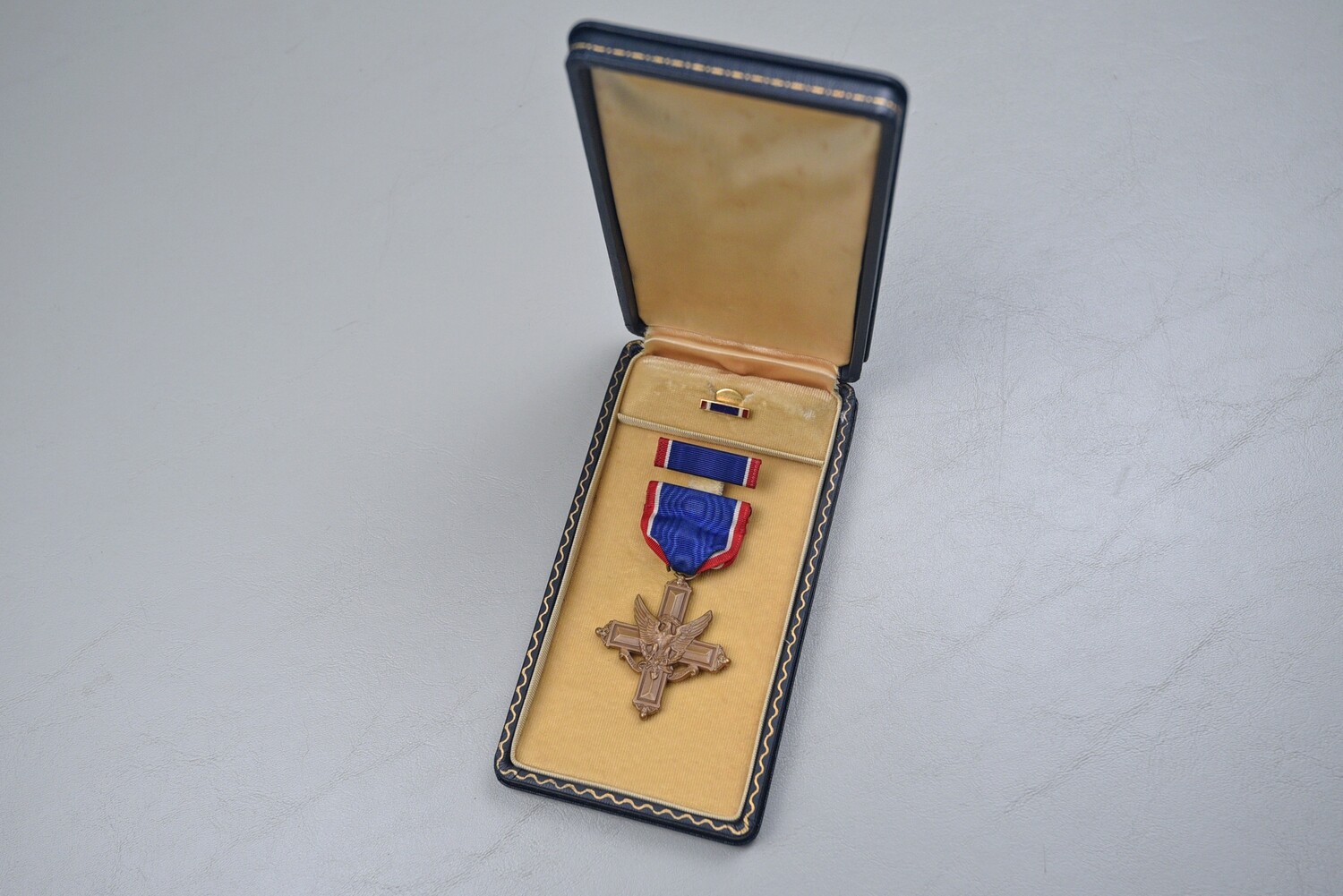 WWII U.S. ARMY DISTINGUISHED SERVICE CROSS - CASED