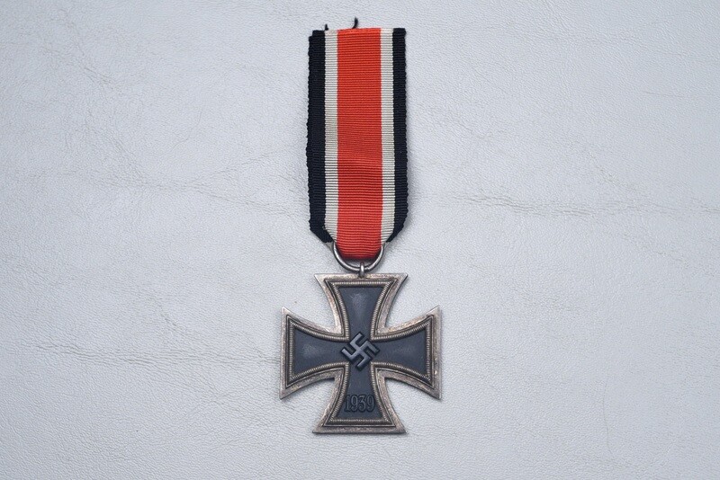 WWII GERMAN 1939 IRON CROSS 2nd CLASS