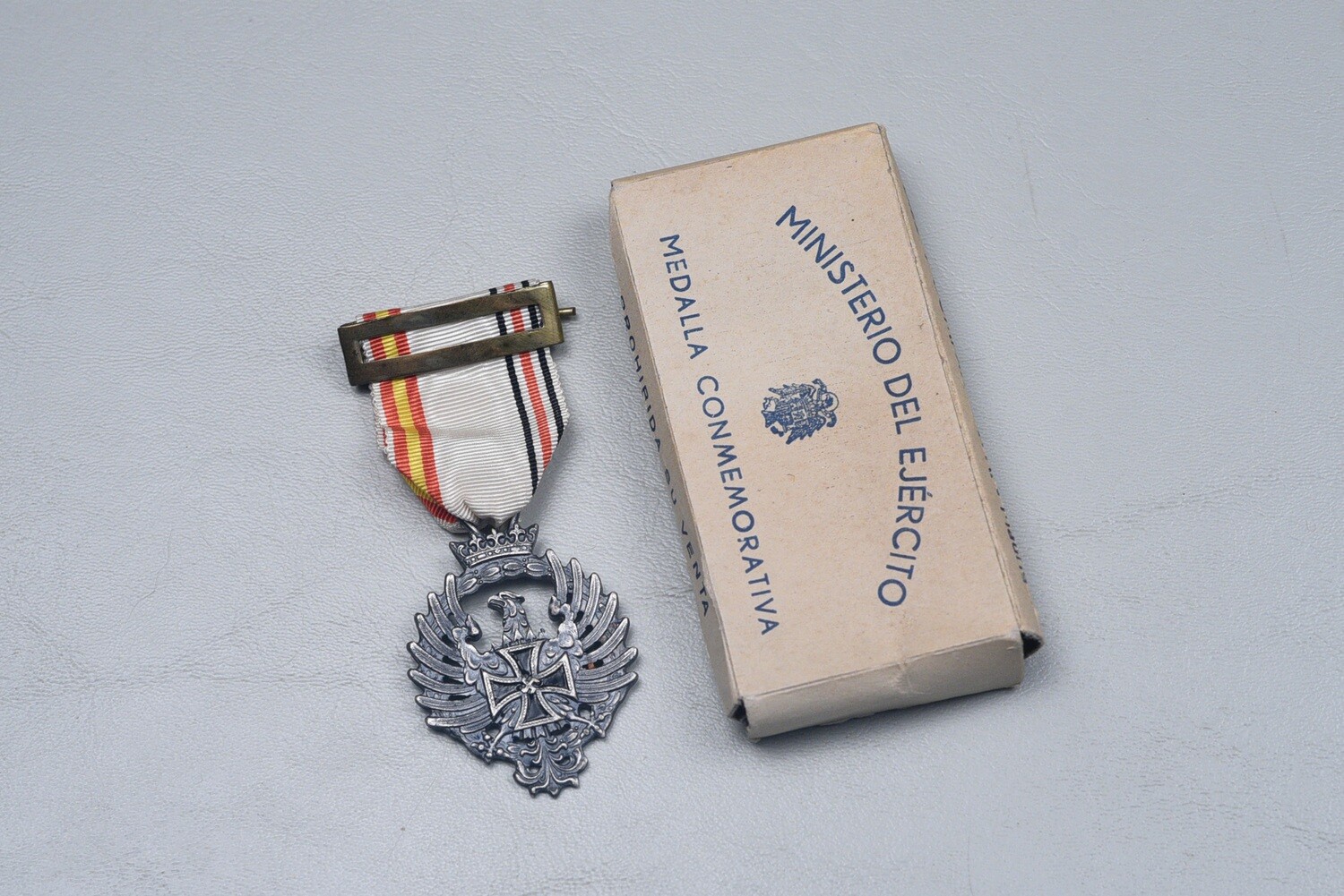 WWII SPANISH BLUE DIVISION OFFICER&#39;S RUSSIAN FRONT MEDAL w/BOX