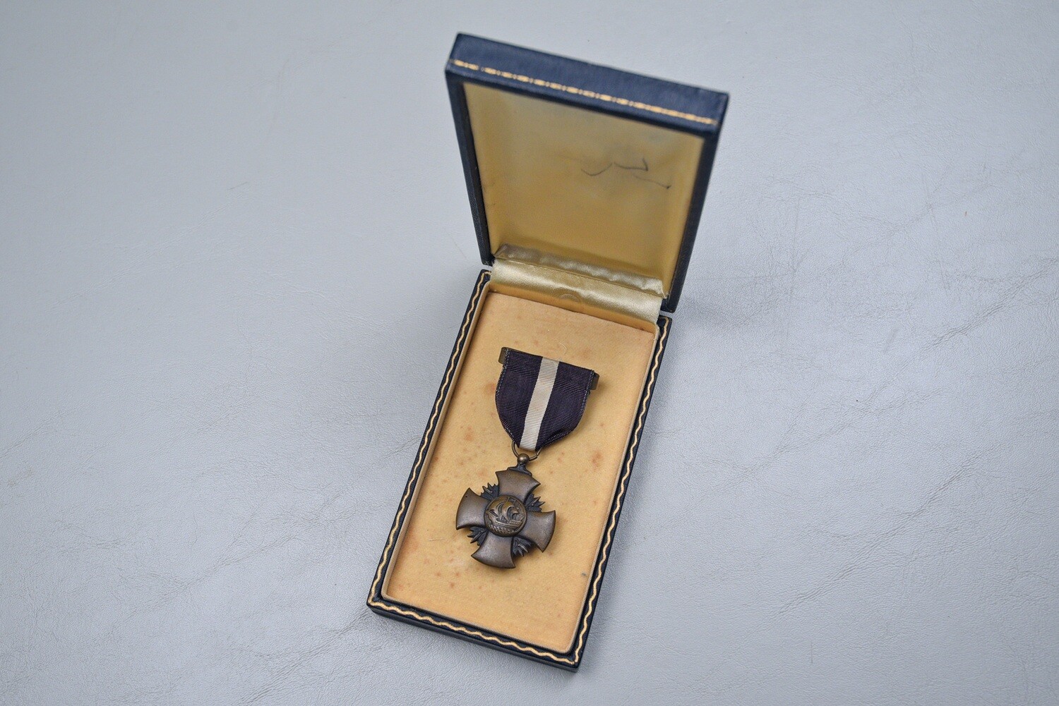 WWII U.S. NAVY CROSS IN SHORT CASE