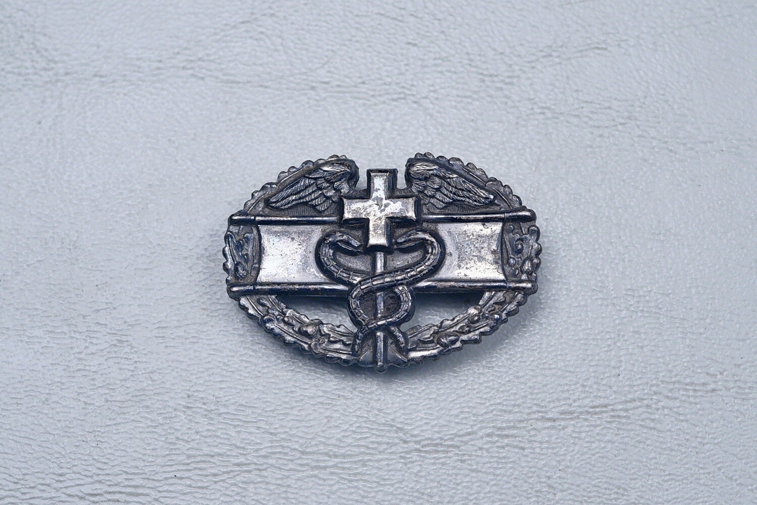 WWII U.S. COMBAT MEDIC BADGE - PIN BACK, STERLING