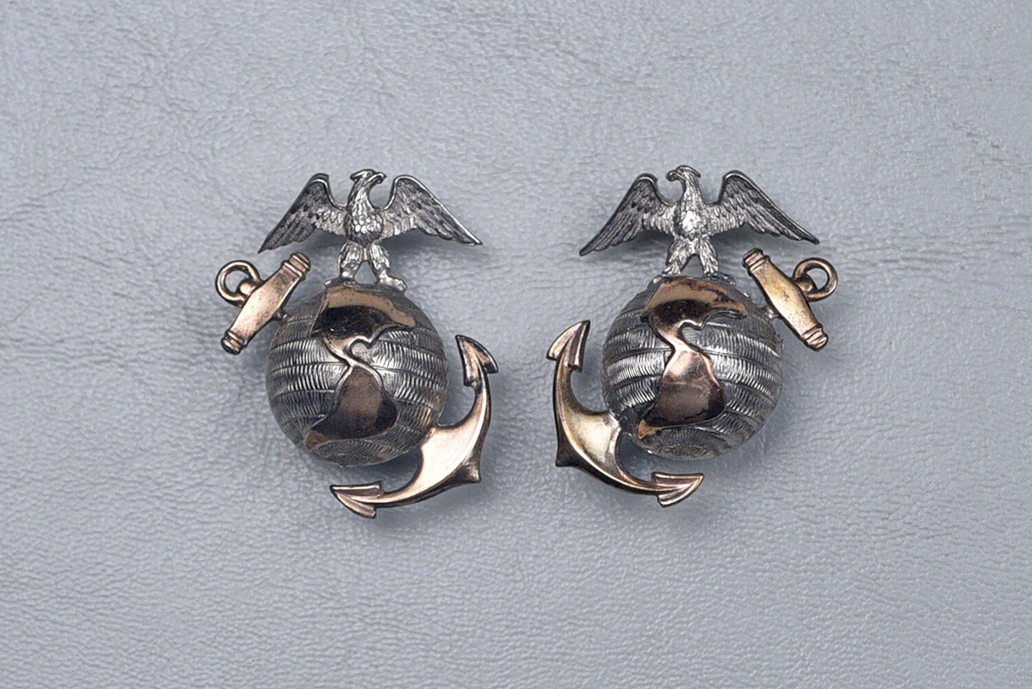 WWII U.S. MARINE CORPS OFFICER&#39;S DRESS BLUES COLLAR INSIGNIA - SCREW BACK PAIR, STERLING &amp; GOLD