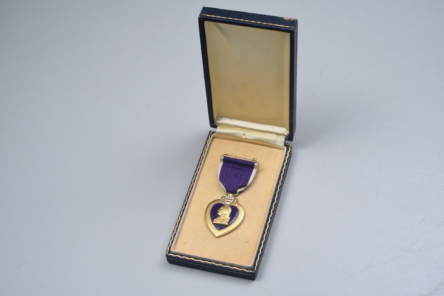 WWII U.S. NAVY/MARINE CORPS TYPE II PURPLE HEART MEDAL IN SHORT CASE
