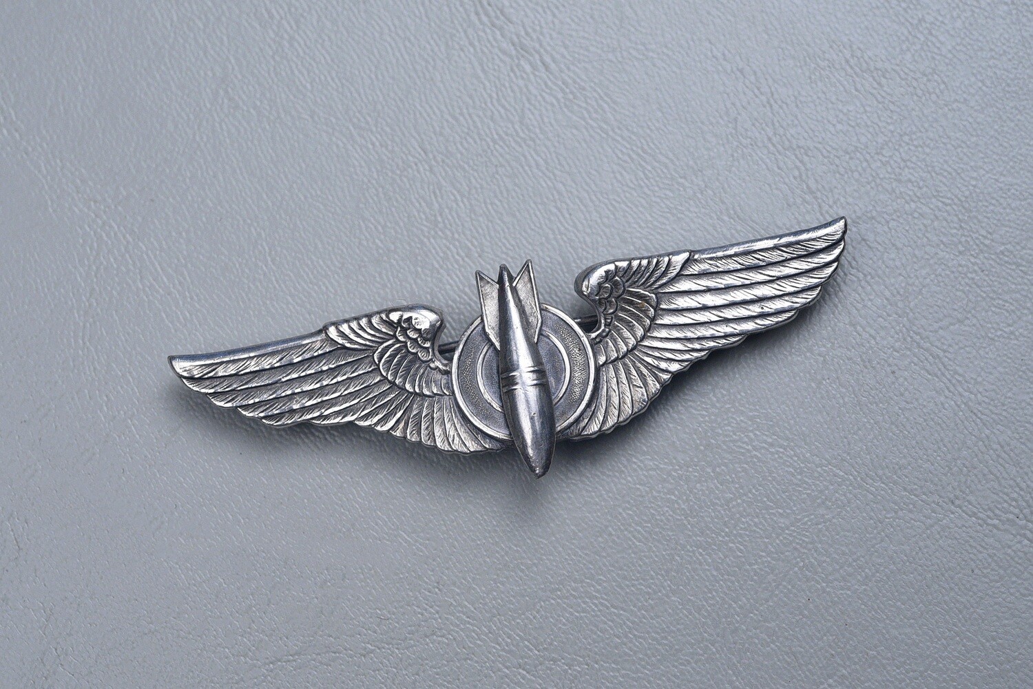 WWII U.S. ARMY AIR CORP BOMBARDIER WING BY LUXENBERG - PIN BACK, STERLING