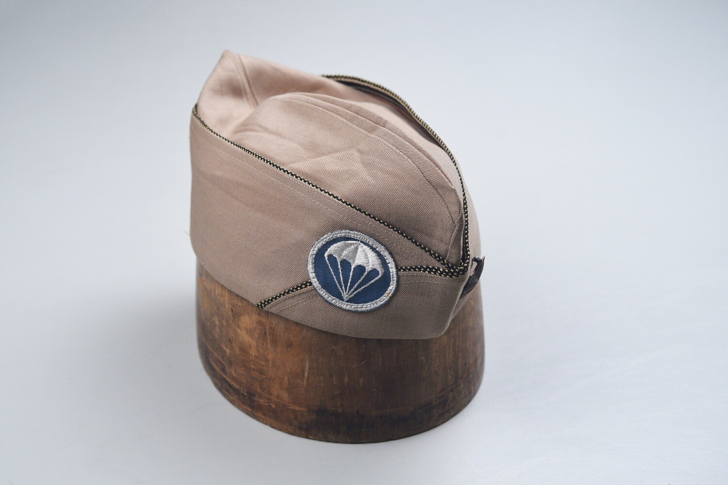 WWII U.S. ARMY PARATROOPER OFFICER&#39;S KHAKI OVERSEAS CAP - NAMED