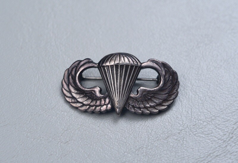 WWII U.S. ARMY PARATROOPER BADGE - NAMED, STERLING WWII U.S. ARMY PARATROOPER BADGE - NAMED, STERLING