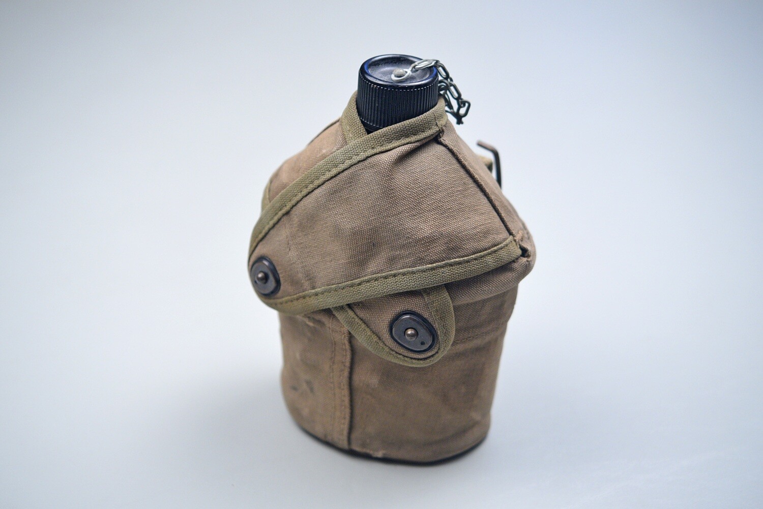 WWII U.S. MARINE CORPS CANTEEN IN CROSS FLAP CARRIER