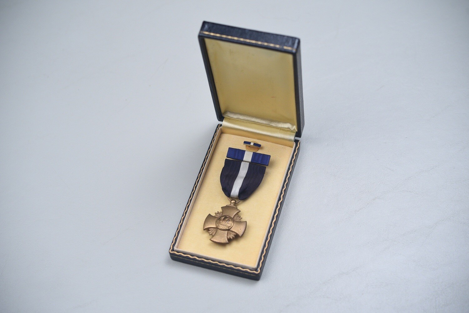 WWII U.S. NAVY CROSS MEDAL IN SHORT BLACK LEATHERETTE CASE