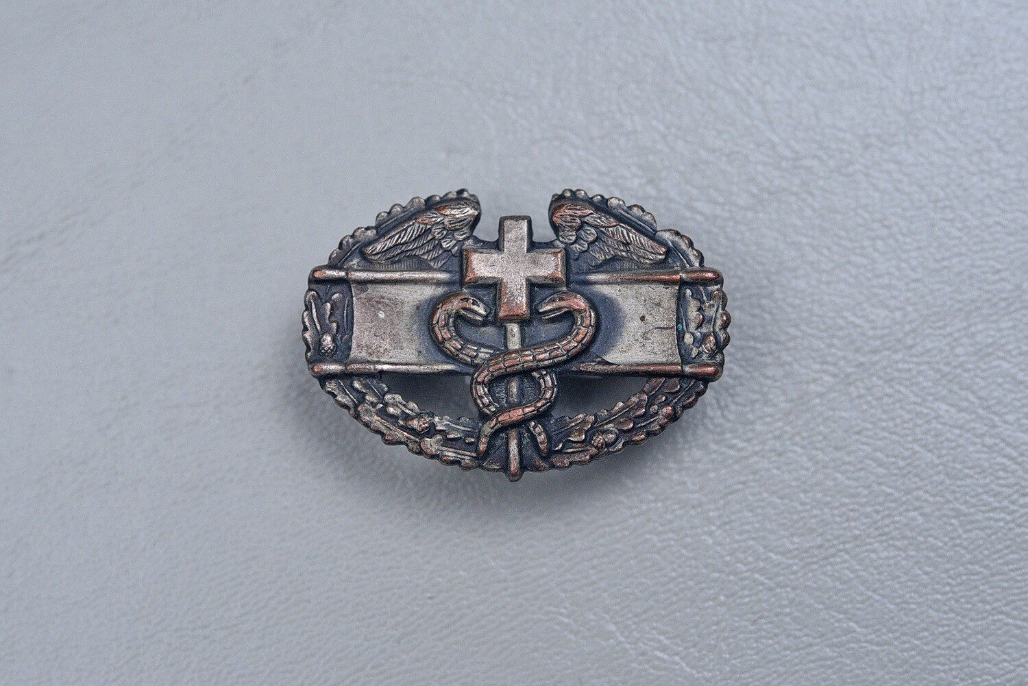 WWII U.S. COMBAT MEDIC BADGE - PIN BACK