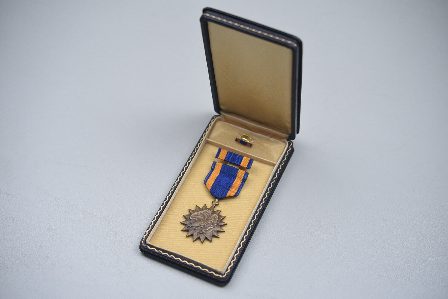 WWII U.S. ARMY AIR CORPS AIR MEDAL IN CASE - WRAP BROACH &amp; NUMBERED