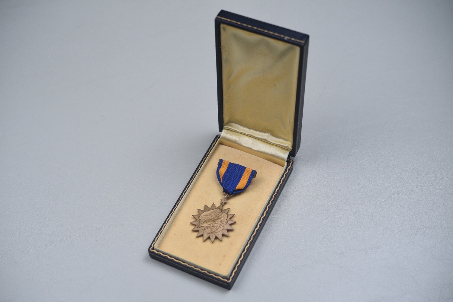 WWII U.S. NAVY/MARINE CORPS AIR MEDAL IN SHORT BLACK LEATHERETTE CASE