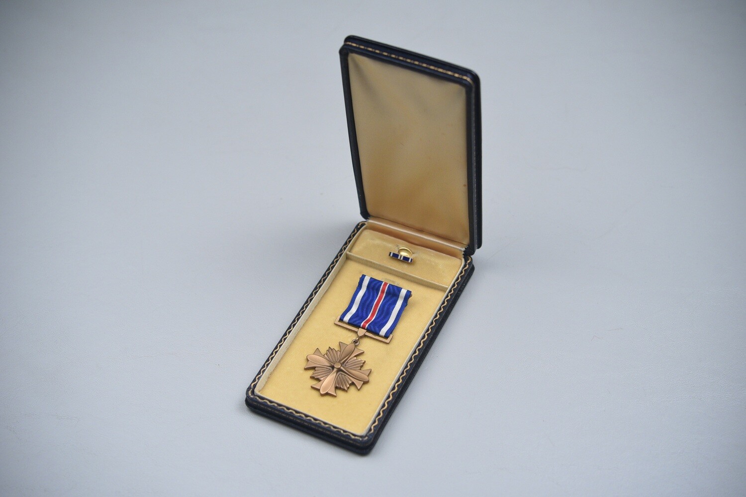 WWII U.S. ARMY AIR CORPS DISTINGUISHED FLYING CROSS IN CASE