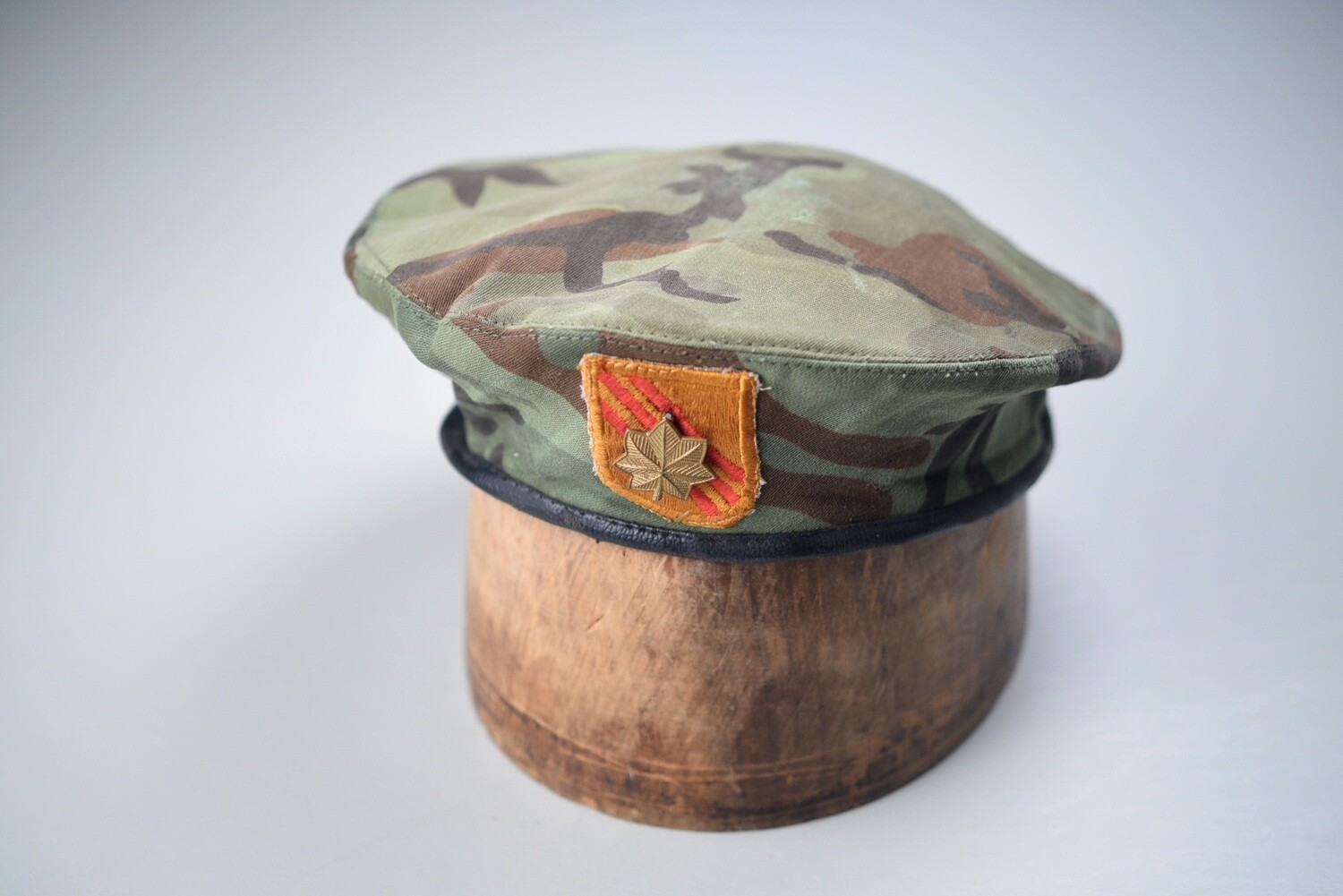 VIETNAM WAR U.S. ADVISORS/SF OFFICER&#39;S BERET – 1st SF GROUP, IN-COUNTRY MADE