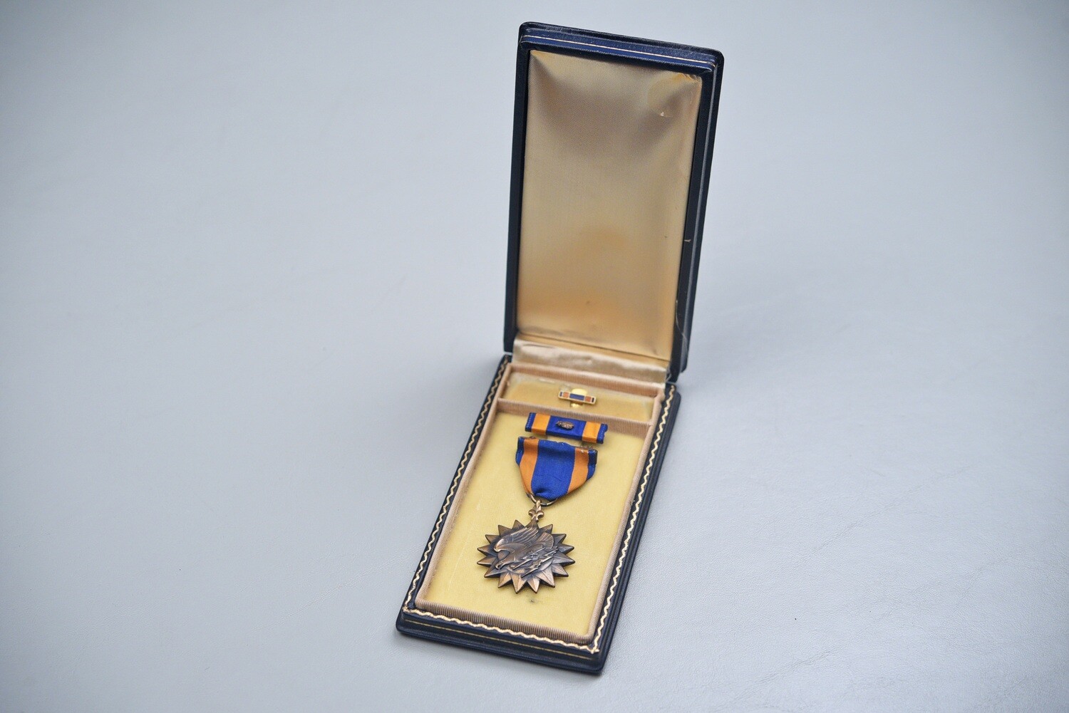 WWII U.S. ARMY AIR CORPS AIR MEDAL IN CASE NAMED TO FORWARD OBSERVER