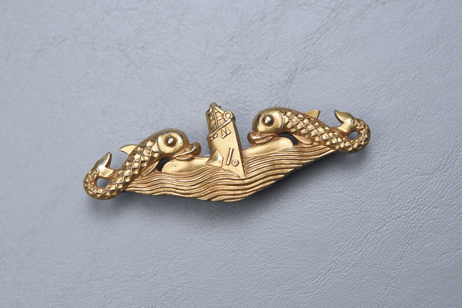 WWII U.S. NAVY SUBMARINE OFFICER DOLPHIN BADGE BY GEMSCO - STERLING PINBACK