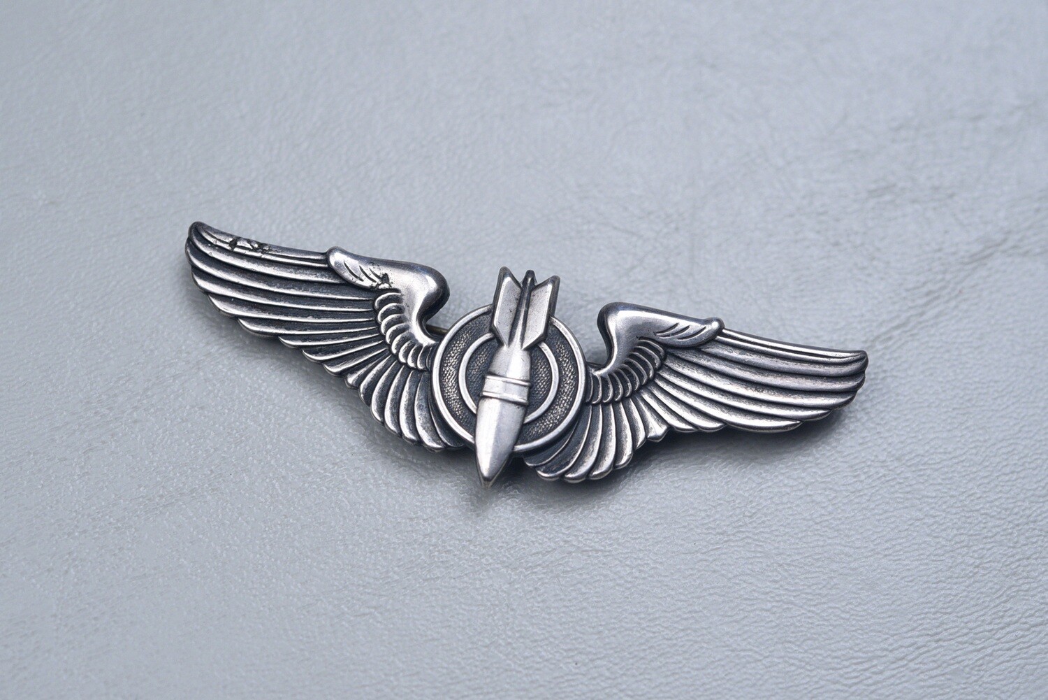 WWII U.S. ARMY AIR CORPS BELL PATTERN BOMBARDIER WING - STERLING, PINBACK
