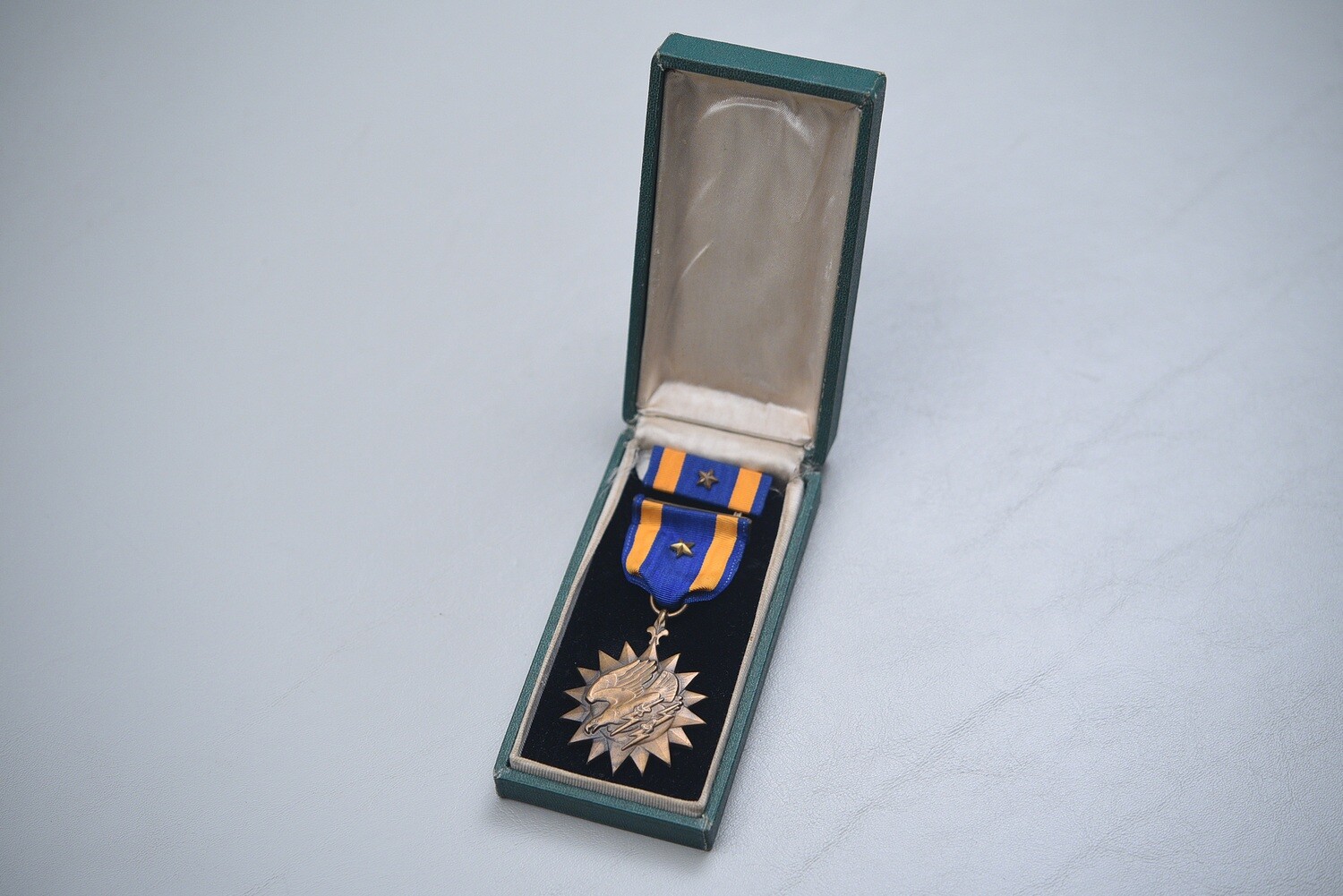 WWII U.S. NAVY AIR MEDAL w/STAR &amp; RIBBON BAR IN SCARCE EARLY GREEN BOX