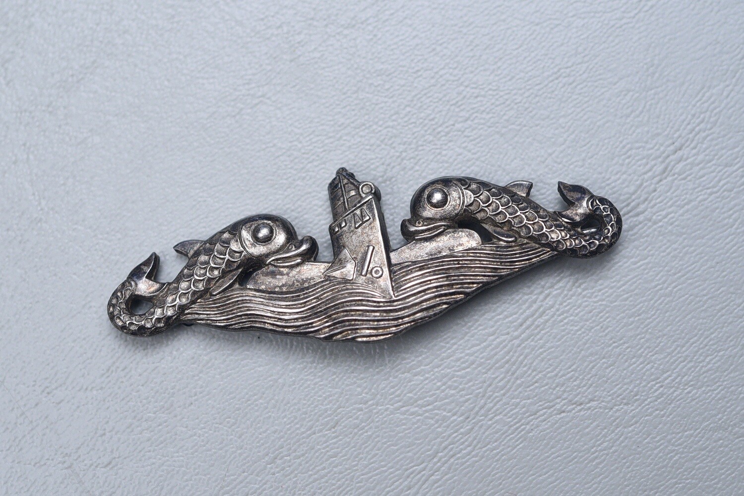 WWII U.S. NAVY SUBMARINE OFFICER’S DOLPHIN BADGE BY GEMSCO- PINBACK, STERLING
