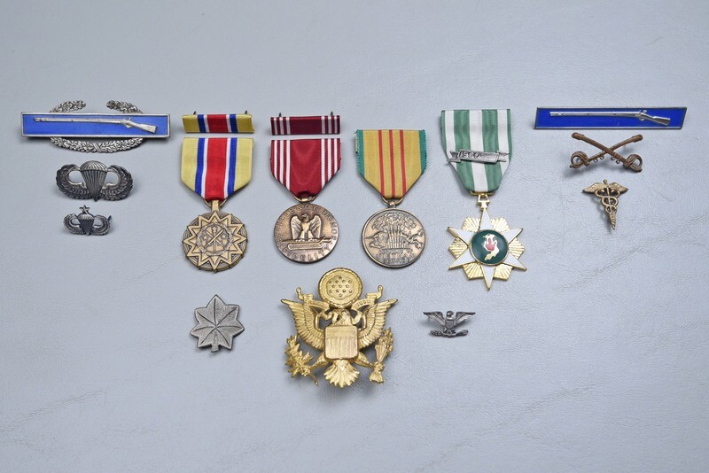 VIETNAM WAR PURPLE HEART/LEGION OF MERIT &amp; INSIGNIA GROUPING