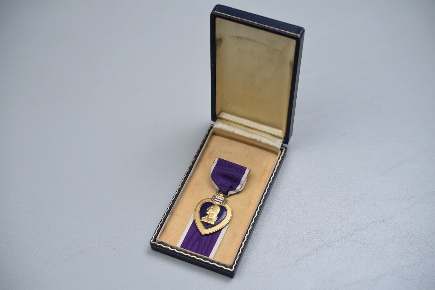 WWII U.S. MARINE CORPS TYPE II PURPLE HEART IN SHORT CASE