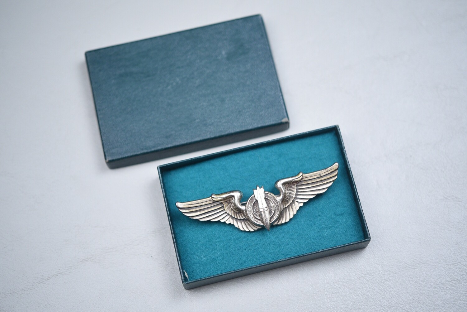 WWII U.S. ARMY AIR CORPS BOMBARDIER WING IN BOX - PINBACK, STERLING