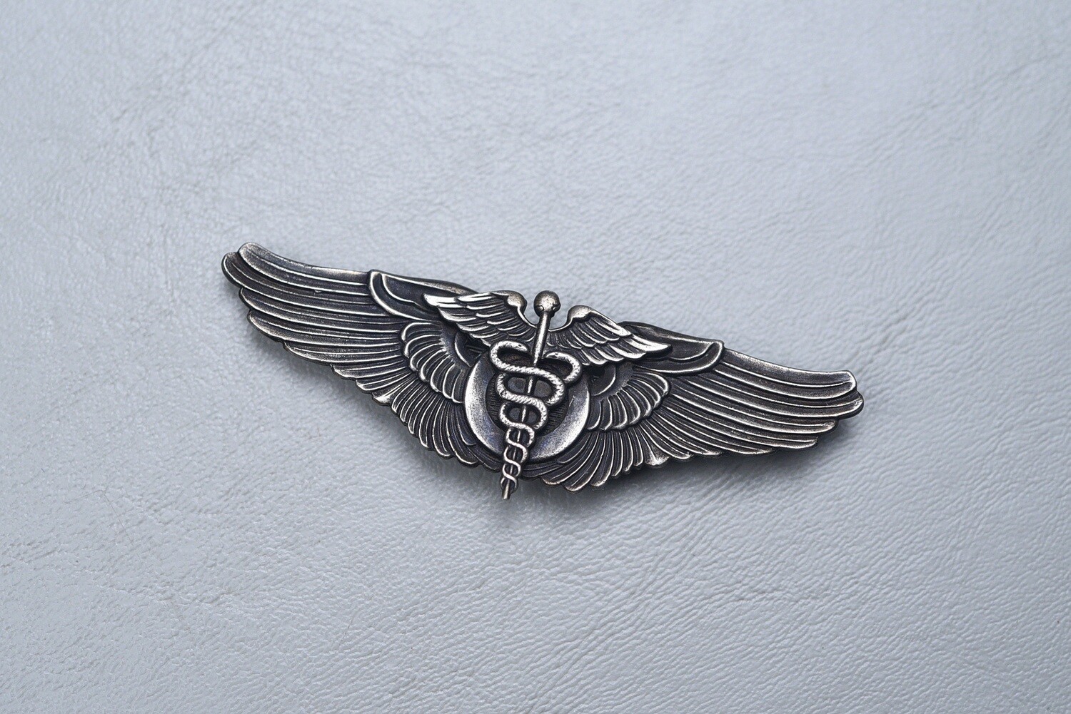 WWII U.S. ARMY AIR CORPS FLIGHT SURGEON WING BY GEMSCO - PIN BACK, STERLING
