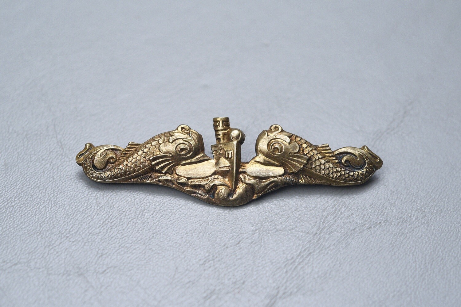 WWII U.S. NAVY SUBMARINE OFFICER&#39;S DOLPHIN BADGE BY VANGUARD - PIN BACK, STERLING.