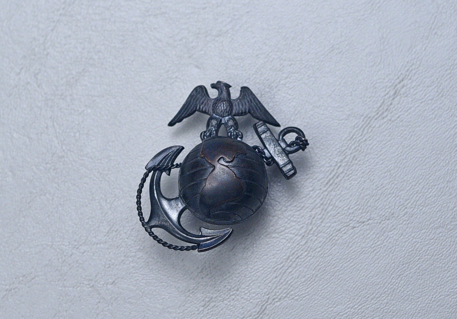 WWII U.S. MARINE CORPS OFFICER M1937 EAGLE, GLOBE &amp; ANCHOR VISOR HAT INSIGNIA