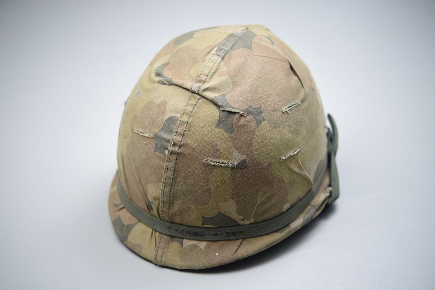 VIETNAM WAR M1C AIRBORNE HELMET w/MITCHELL COVER NAMED to 4/503 - DATED 1964