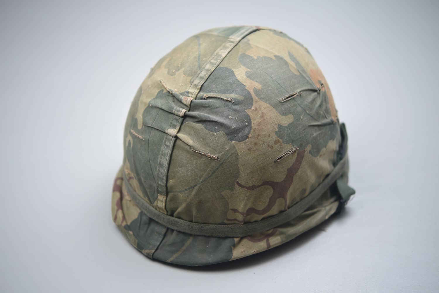 VIETNAM WAR M1 HELMET w/MITCHELL CAMOUFLAGED COVER - DATED 1964