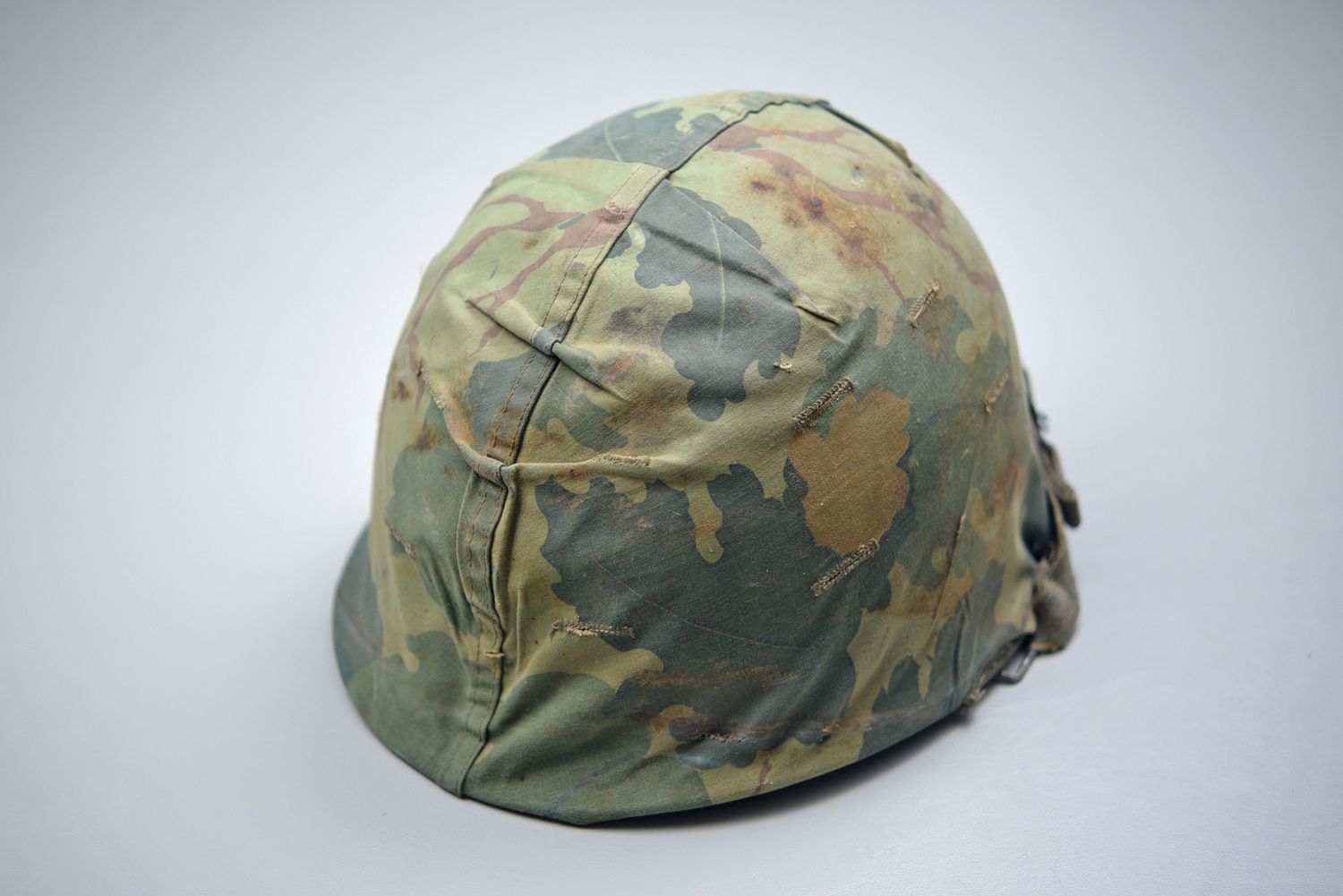 VIETNAM WAR M1 HELMET w/MITCHELL CAMOUFLAGED COVER - DATED 1964