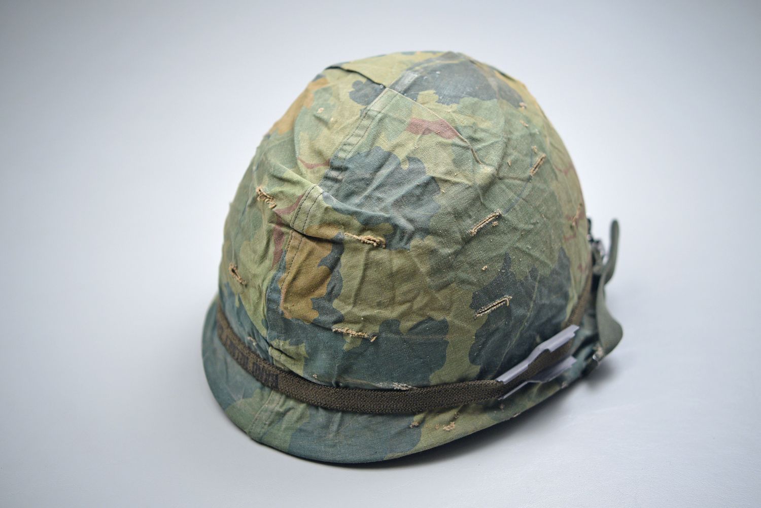 VIETNAM WAR M1 HELMET w/MITCHELL COVER DATED &#39;68&#39; - NAVY CORPSMAN