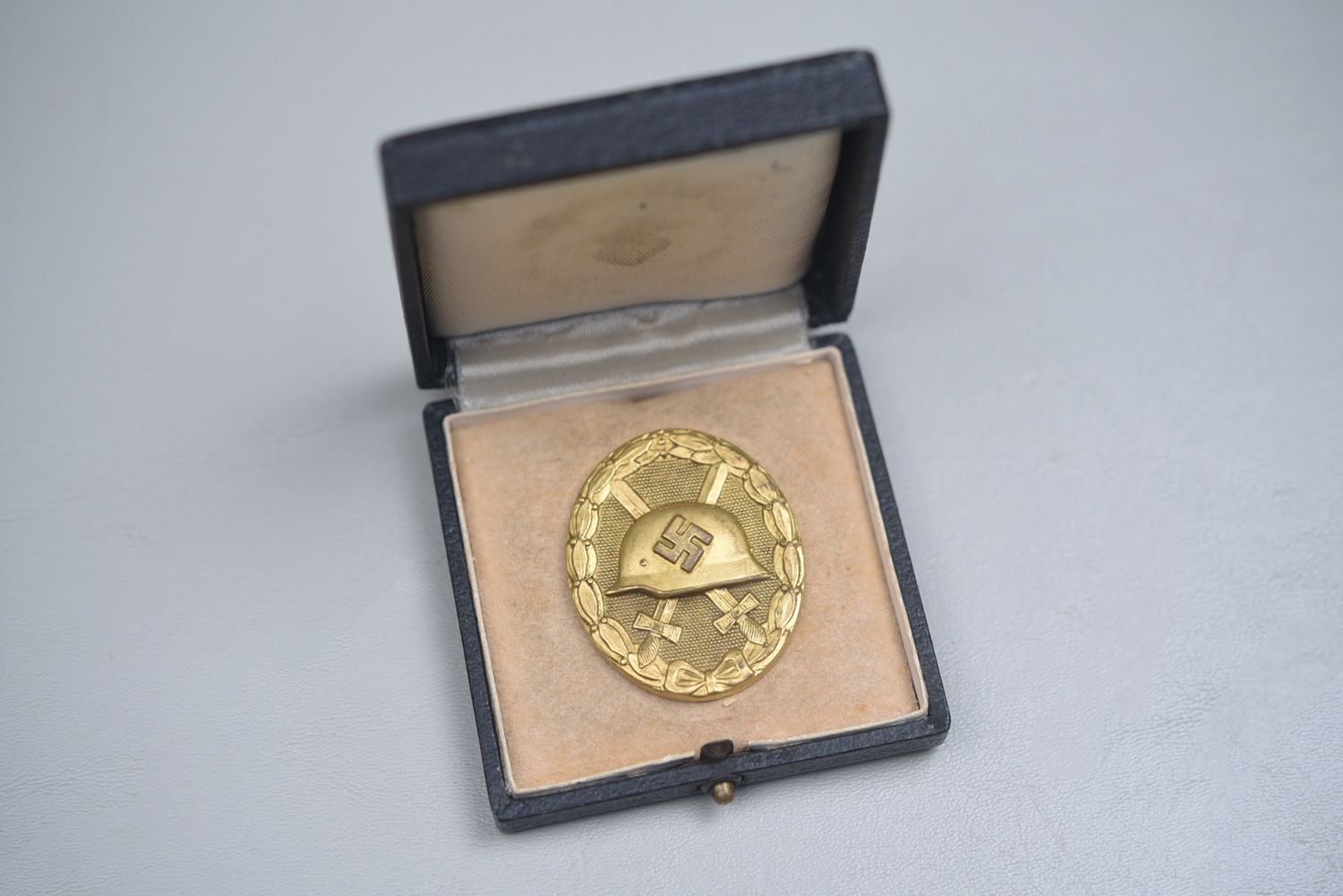 WWII GERMAN M1939 GOLD WOUND BADGE BY MUNZAMP, VIENNA - CASED