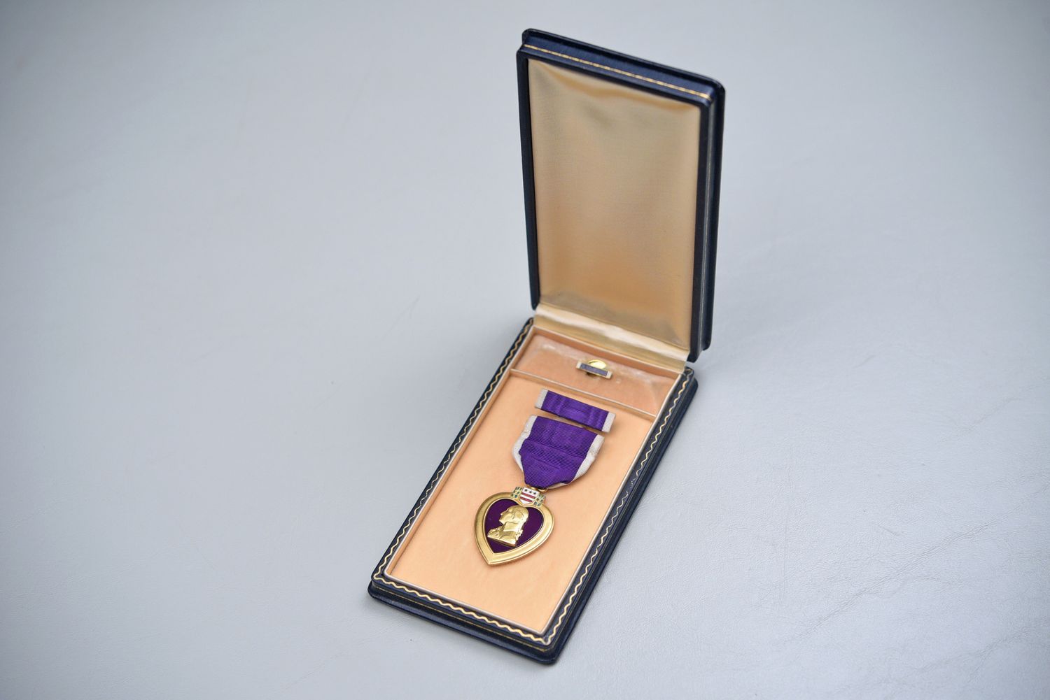 WWII U.S. PURPLE HEART MEDAL SET IN CASE - NUMBERED