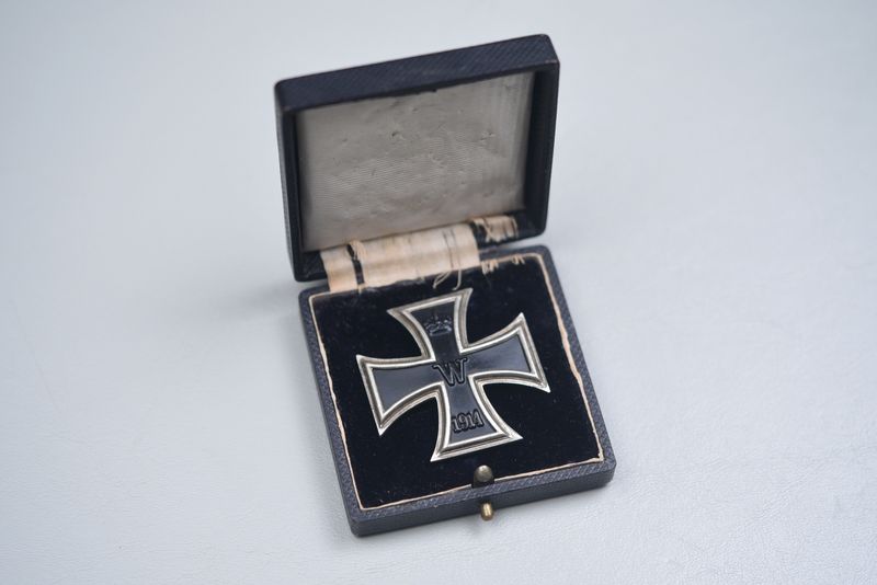 WWI GERMAN 1914 IRON CROSS 1st CLASS IN PRESENTATION CASE - VAULTED WWI GERMAN 1914 IRON CROSS 1st CLASS IN PRESENTATION CASE - VAULTED