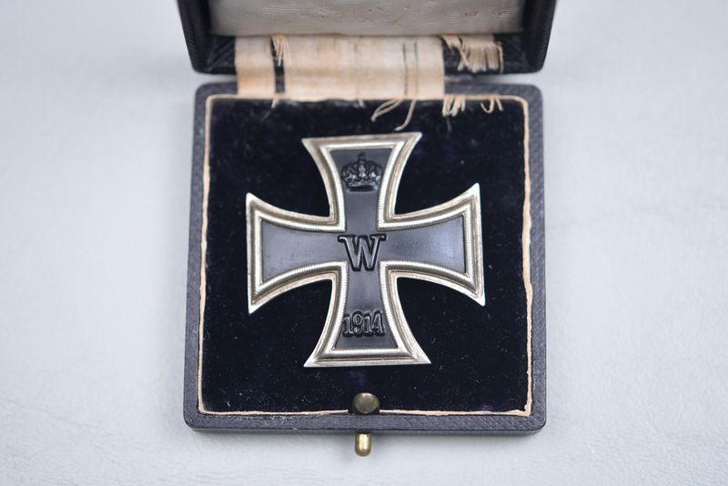 WWI GERMAN 1914 IRON CROSS 1st CLASS IN PRESENTATION CASE - VAULTED