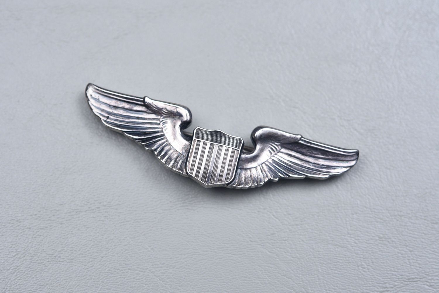 WWII U.S. ARMY AIR CORPS PILOT WING BY JOSTEN - PINBACK, STERLING