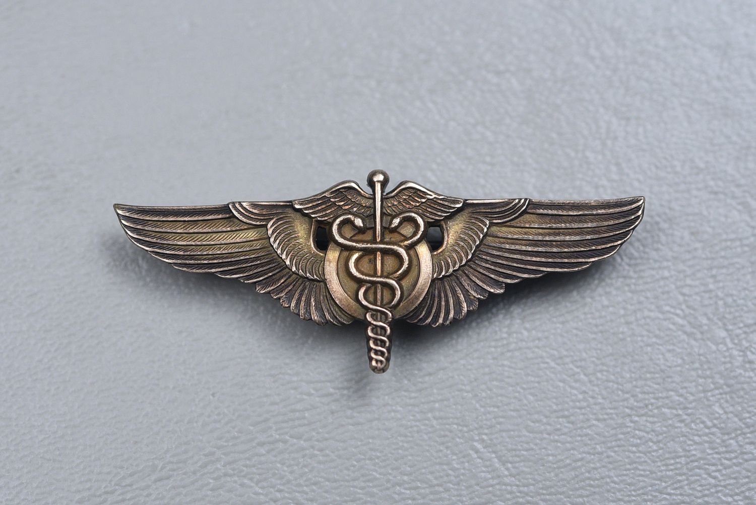 WWII U.S. ARMY AIR CORPS FLIGHT SURGEON WING BY BALFOUR - PIN BACK, STERLING