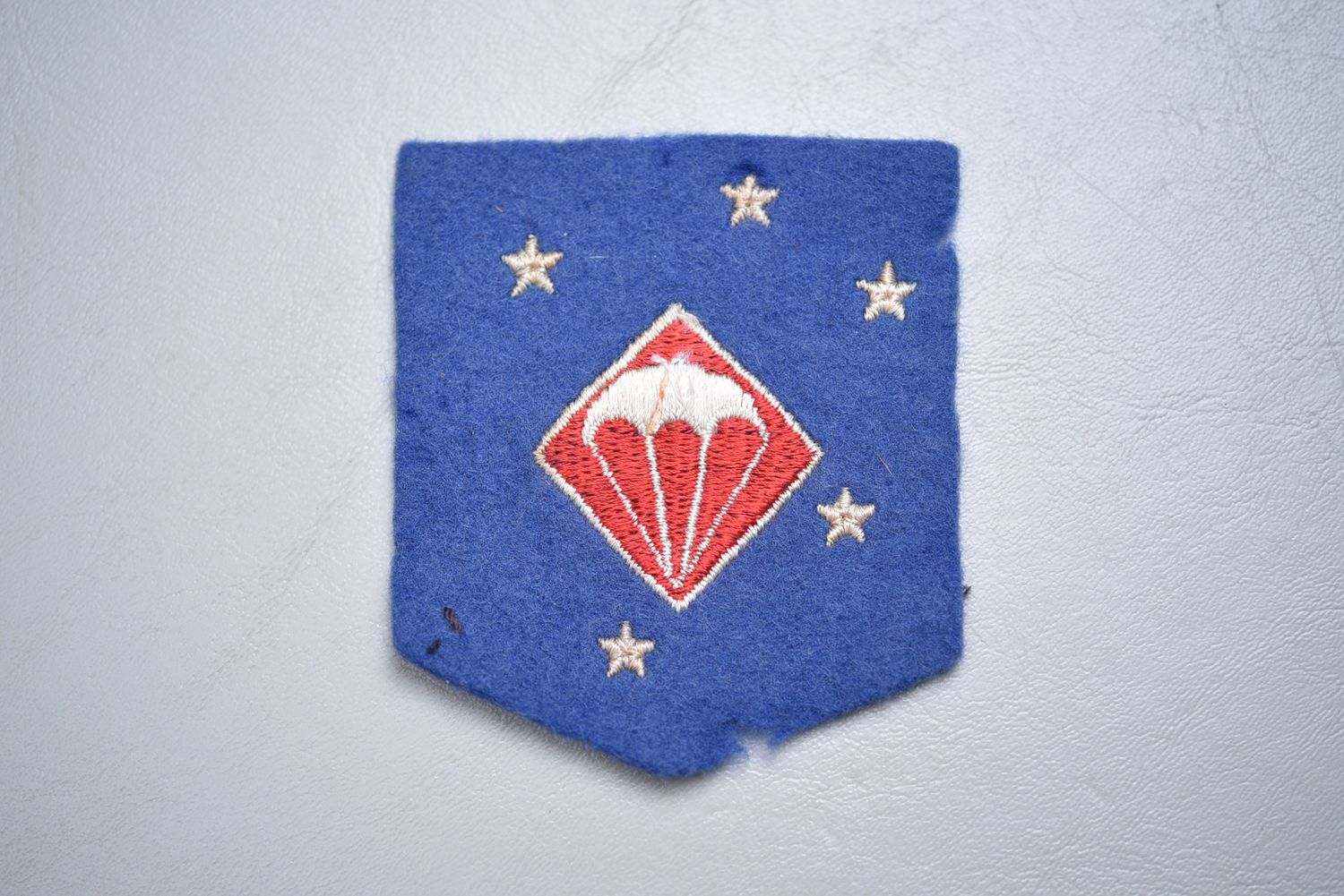WWII U.S. MARINE CORPS PARAMARINE SHOULDER PATCH ON WOOL - AUSTRALIAN MADE, UNIFORM REMOVED