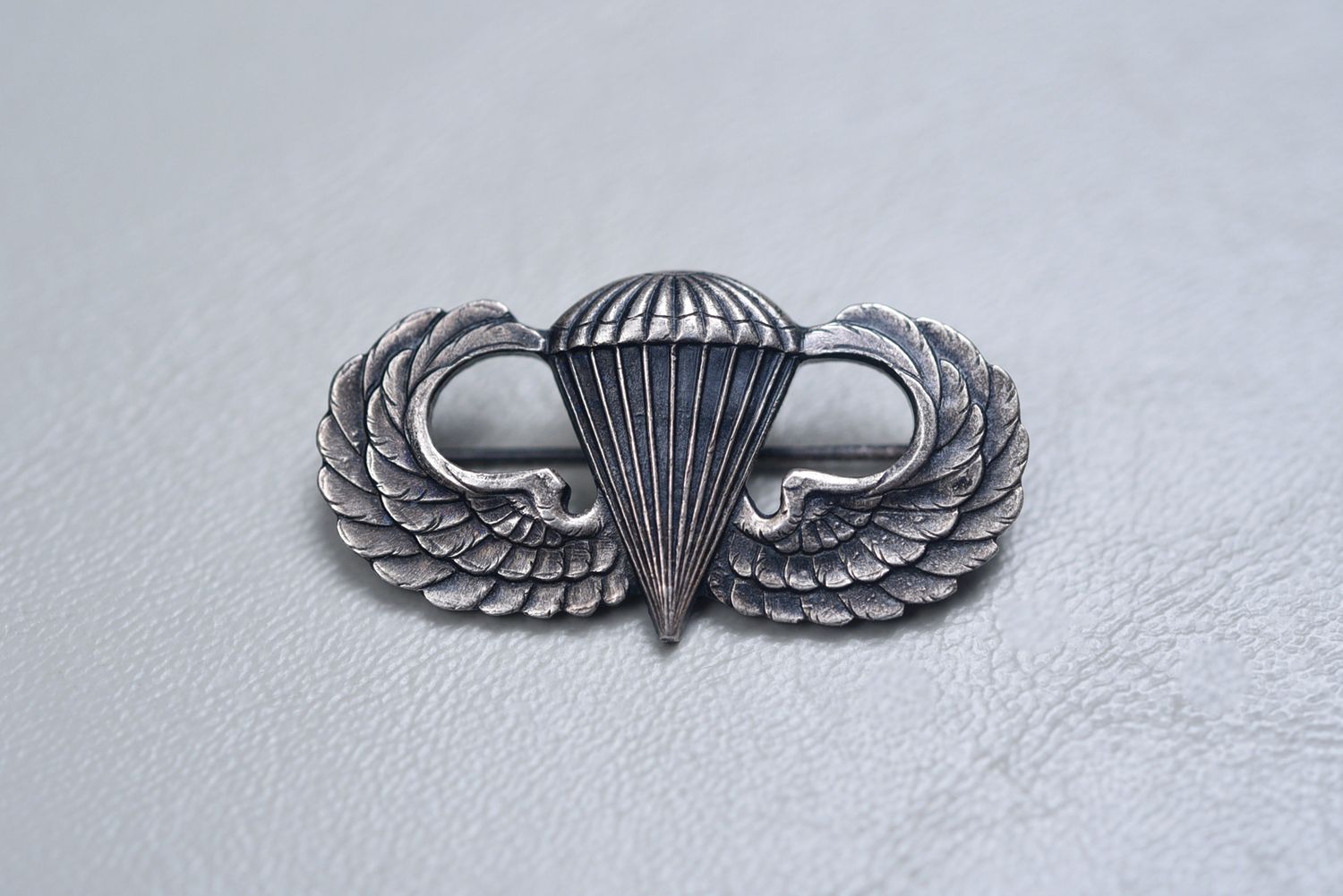 WWII U.S. ARMY PARATROOPER JUMP WING - PIN BACK, STERLING.